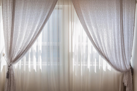 Habiller votre fenêtre avec des rideaux élégants et performants pour sublimer votre intérieur
