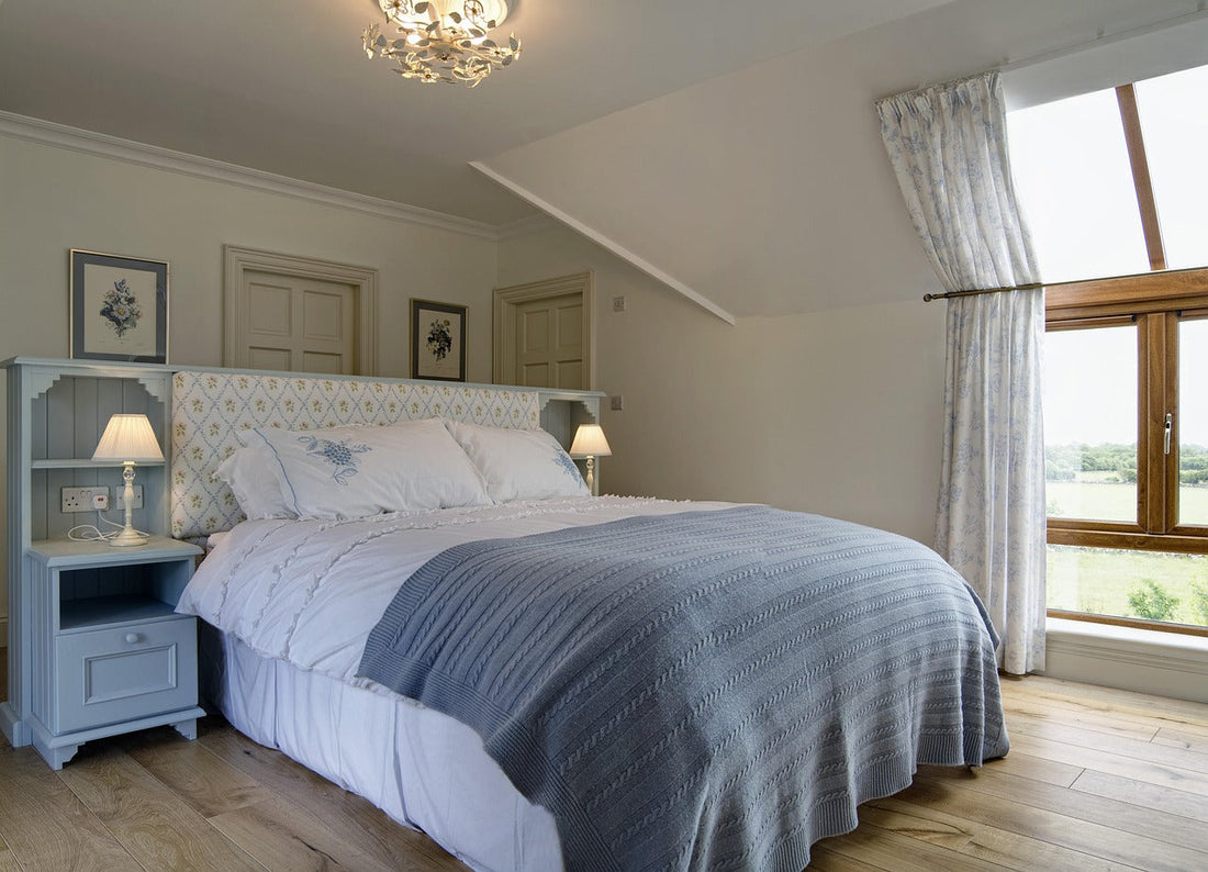 Habiller un Velux : voici comment choisir et installer des rideaux efficacement